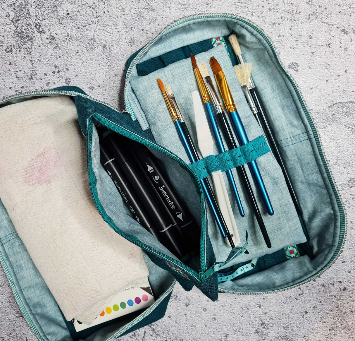 Pinsel, Stifte und Farben gut organisiert, Nähanleitung