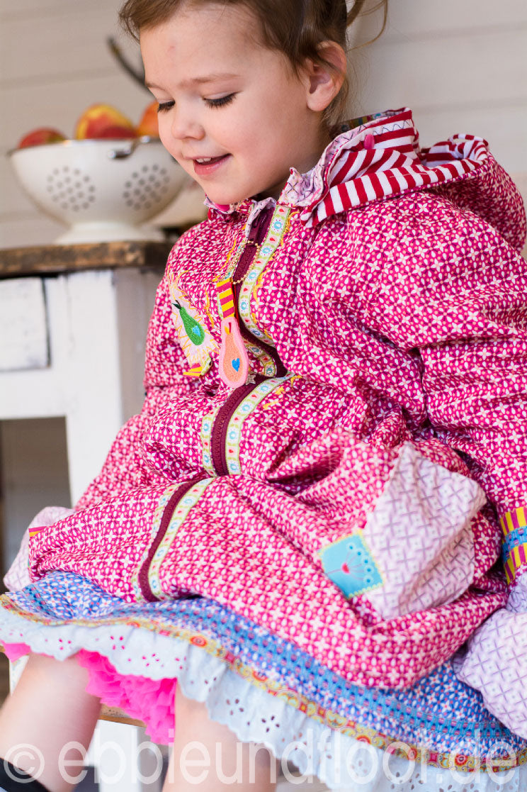 ebbie-und-floot_farbenmix_KARLA_Ballonjacke_Jolijou_Berry-Drops_Huups_Stickdatei_Webband_embroidery_Ribbons_02-png