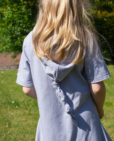 Olivia-kinderkleid-aus-jersey-mit-knotenkapuze
