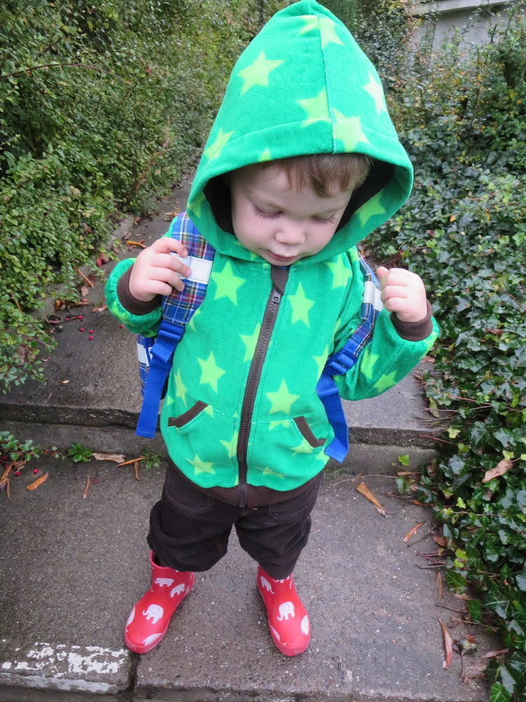Sweatjacke-gr-n-Tragebild-1