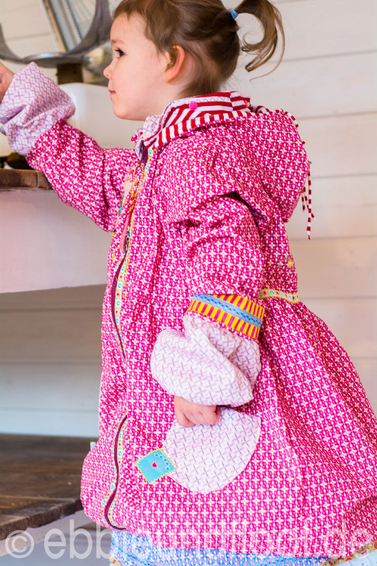 ebbie-und-floot_farbenmix_KARLA_Ballonjacke_Jolijou_Berry-Drops_Huups_Stickdatei_Webband_embroidery_Ribbons_03