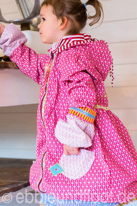 ebbie-und-floot_farbenmix_KARLA_Ballonjacke_Jolijou_Berry-Drops_Huups_Stickdatei_Webband_embroidery_Ribbons_03