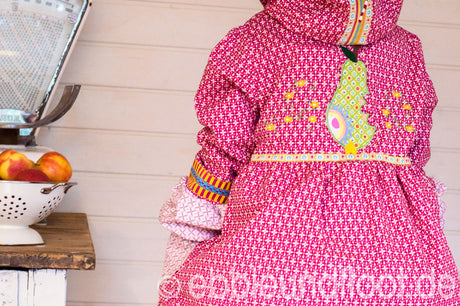 ebbie-und-floot_farbenmix_KARLA_Ballonjacke_Jolijou_Berry-Drops_Huups_Stickdatei_Webband_embroidery_Ribbons_04
