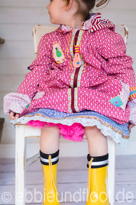 ebbie-und-floot_farbenmix_KARLA_Ballonjacke_Jolijou_Berry-Drops_Huups_Stickdatei_Webband_embroidery_Ribbons_Rock_INSA_01