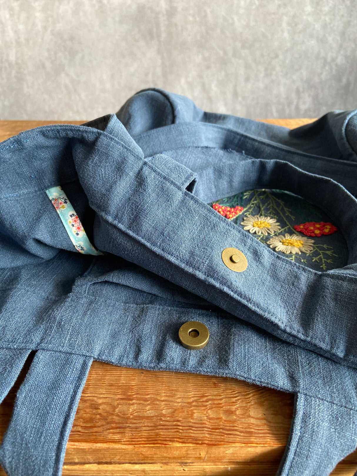 leinentasche-jeansblau-bestickt-3