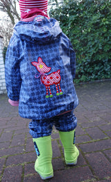 staaars-jeansblau-regenanzug-IZZY-Latzhose-farbenmix-de